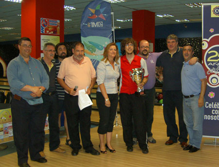 David recogiendo el trofeo que le acredita como CAMPEON 