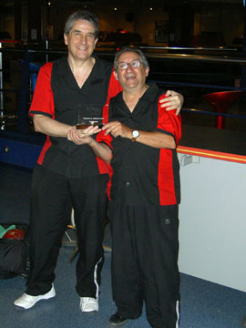 Emilio recogiendo el trofeo de campe�n